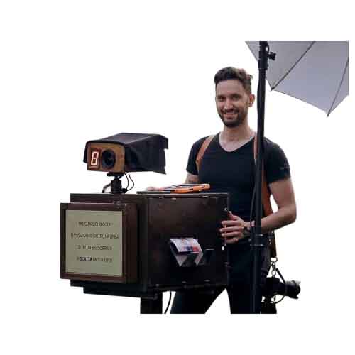 Photobooth con operatore per 4h, oltre le 4h sono +50€/h Photobooth con operatore per 4h, oltre le 4h sono +50€/h